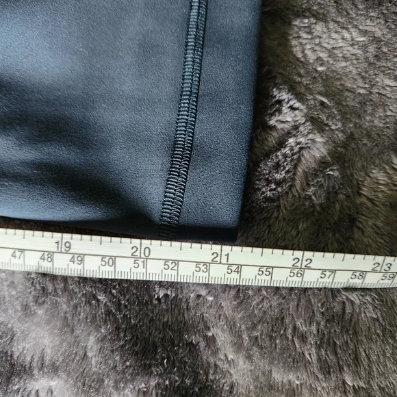 lulukemon Wunder Train Crop In Submarine. EUC. Size 2. - Picture 6 of 6